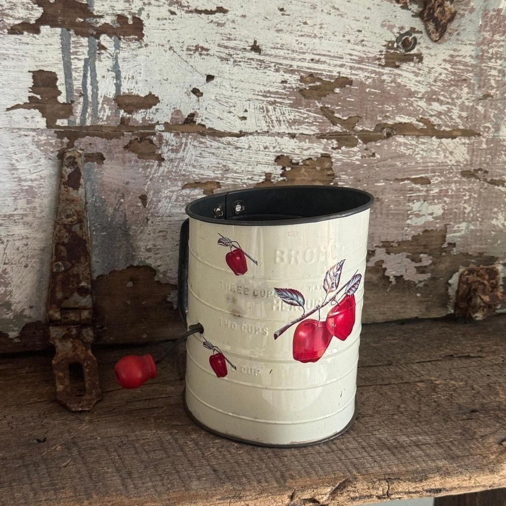 Vintage Bromwell's 3‎ Cup Flour Sifter Cream Red Apple Graphic Hand Crank Metal